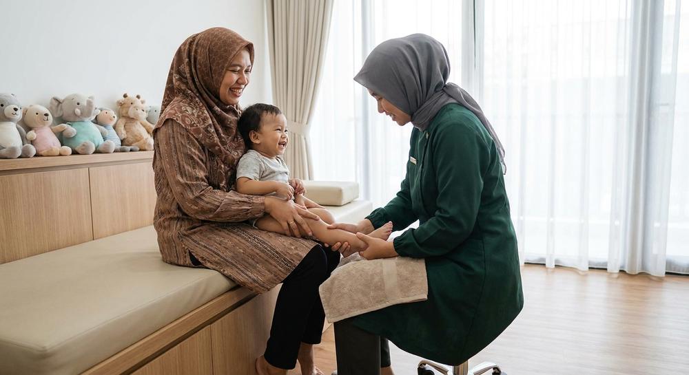 Terapi urut anak di RSHC ditangani terapis perempuan